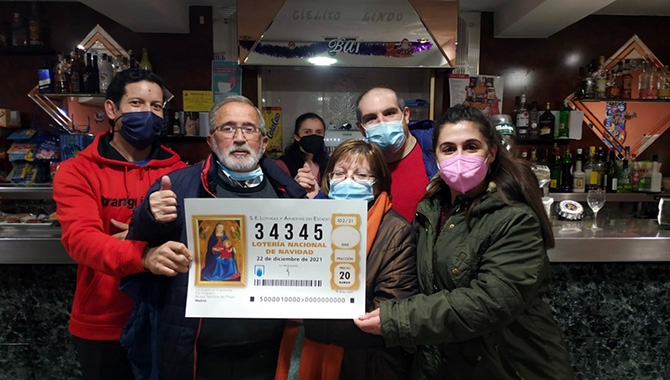 El bar Cielito Lindo en Mancera reparte 3 millones de euros entre vecinos y clientes de la comarca con el 34.345